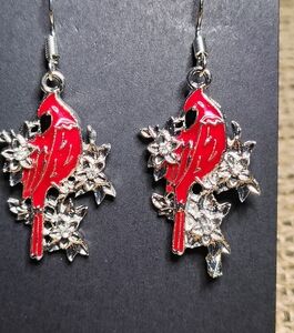 🌲Cardinal Silver Tone Holiday Dangle Earrings 🌲 1.75 X .75" Total